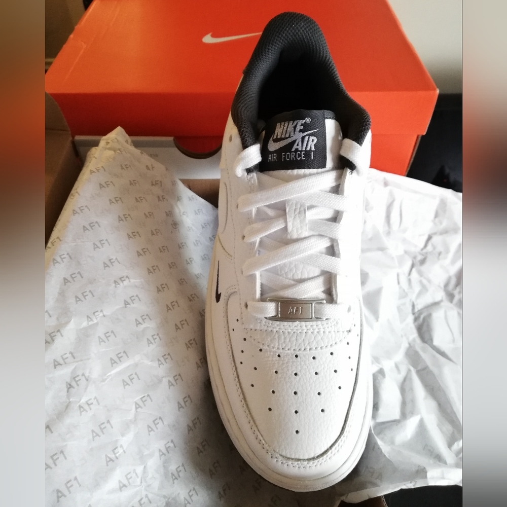 NIKE AIR FORCE1 "WHITTE-CARBON BLACK-GREY WOMEN'S US SIZE 7.5 BRAND NEW IN BOX - Picture 12 of 12
